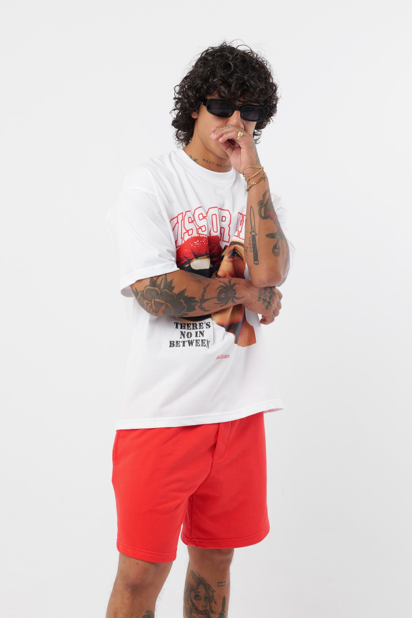 Schwarzes T-Shirt mit schwarzem Logo