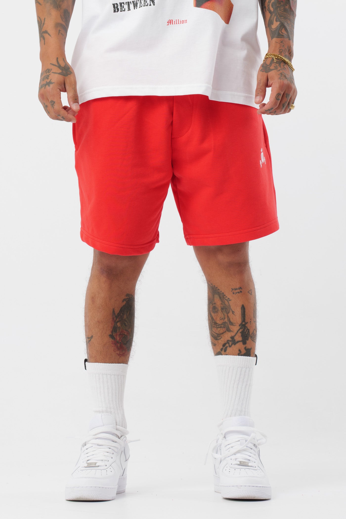 Schwarzes T-Shirt mit schwarzem Logo