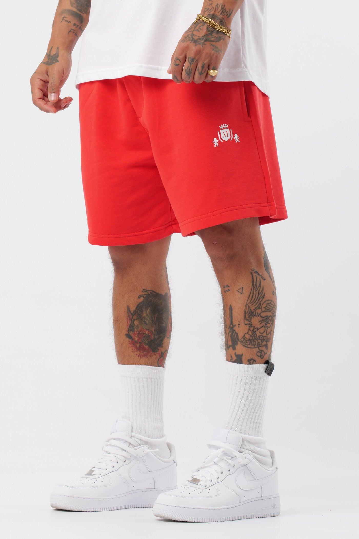 Schwarzes T-Shirt mit schwarzem Logo