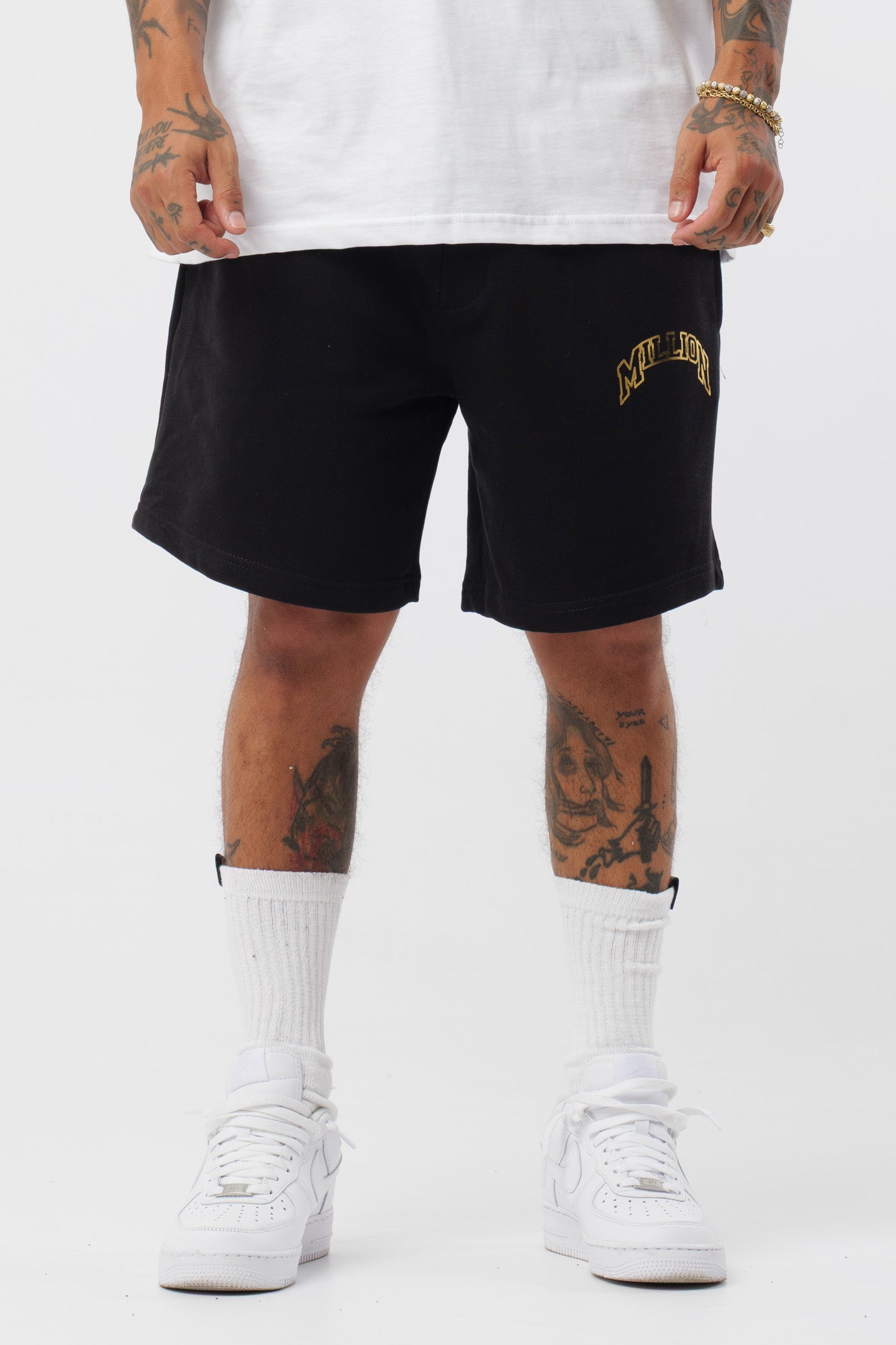 Schwarzes T-Shirt mit schwarzem Logo
