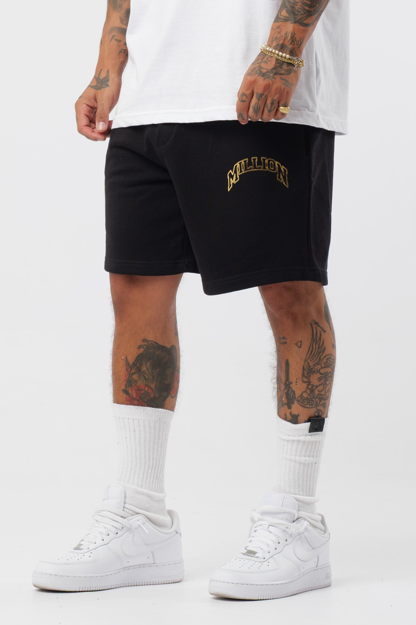 Schwarzes T-Shirt mit schwarzem Logo
