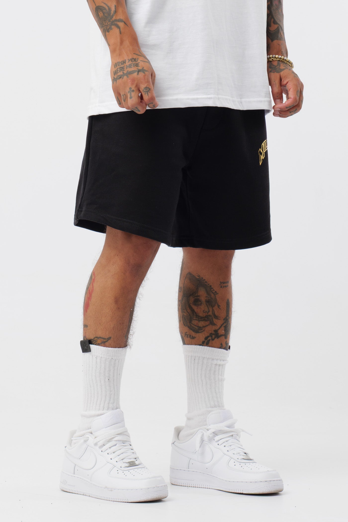 Schwarzes T-Shirt mit schwarzem Logo