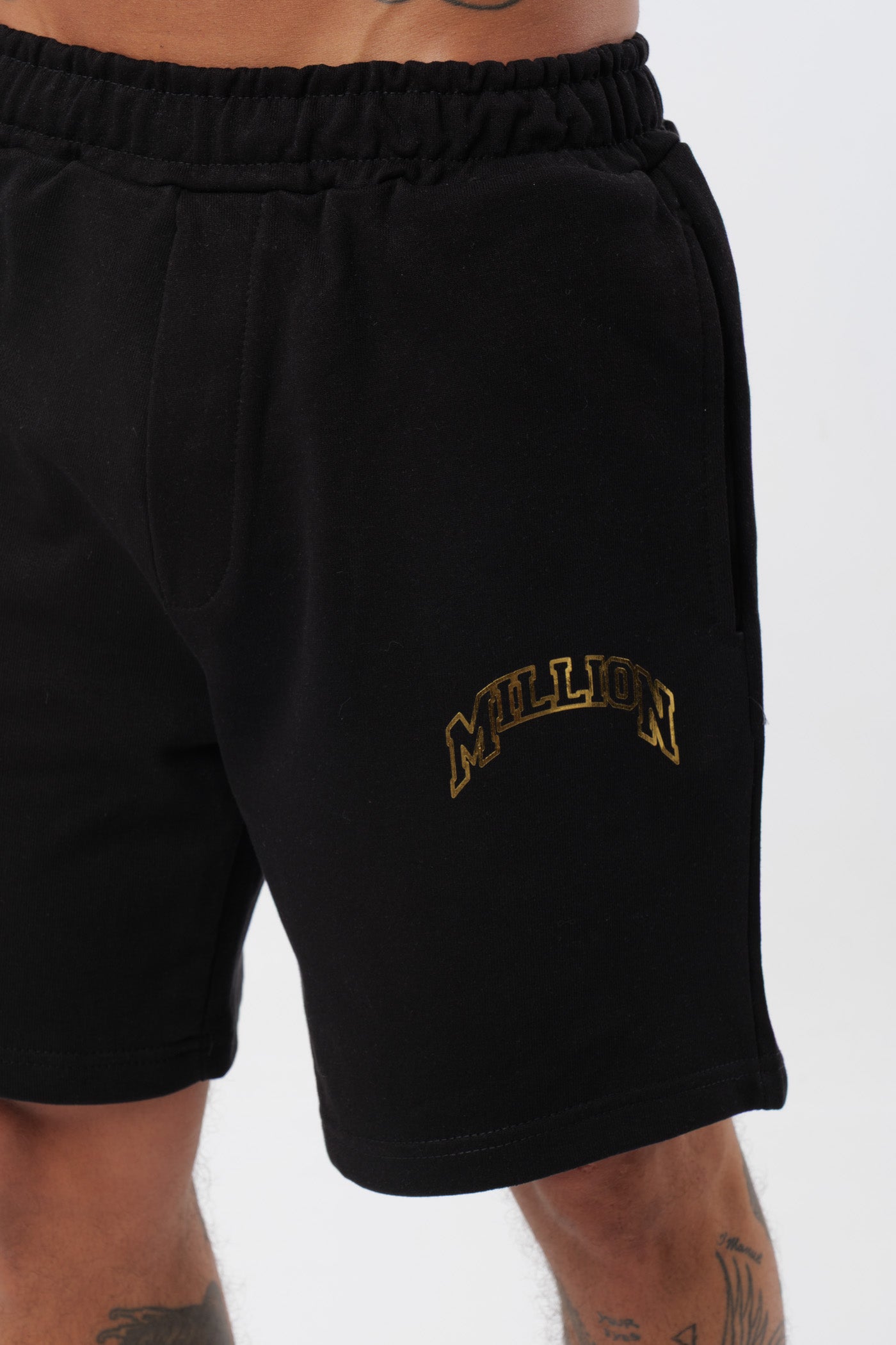 Schwarzes T-Shirt mit schwarzem Logo
