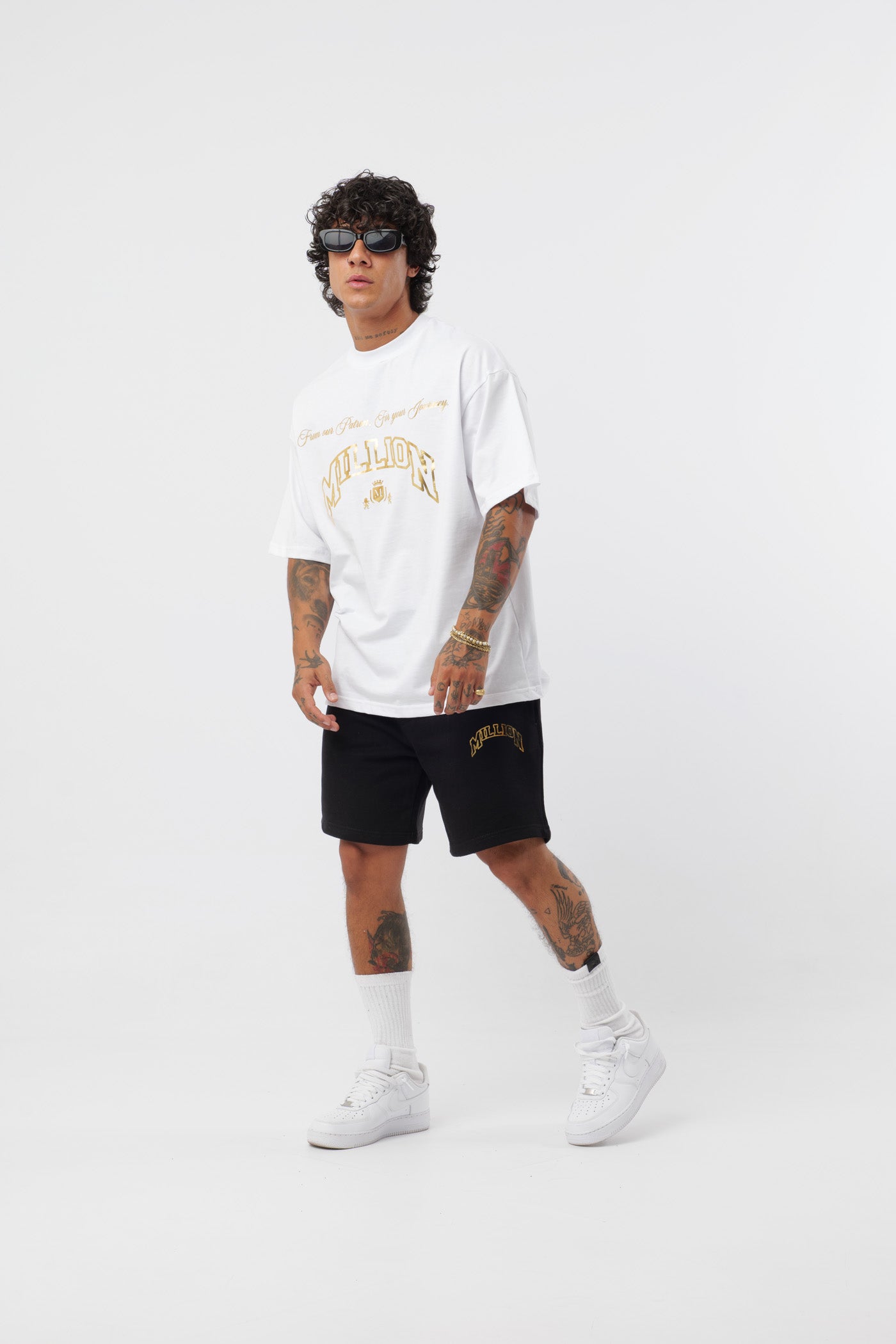 Schwarzes T-Shirt mit schwarzem Logo