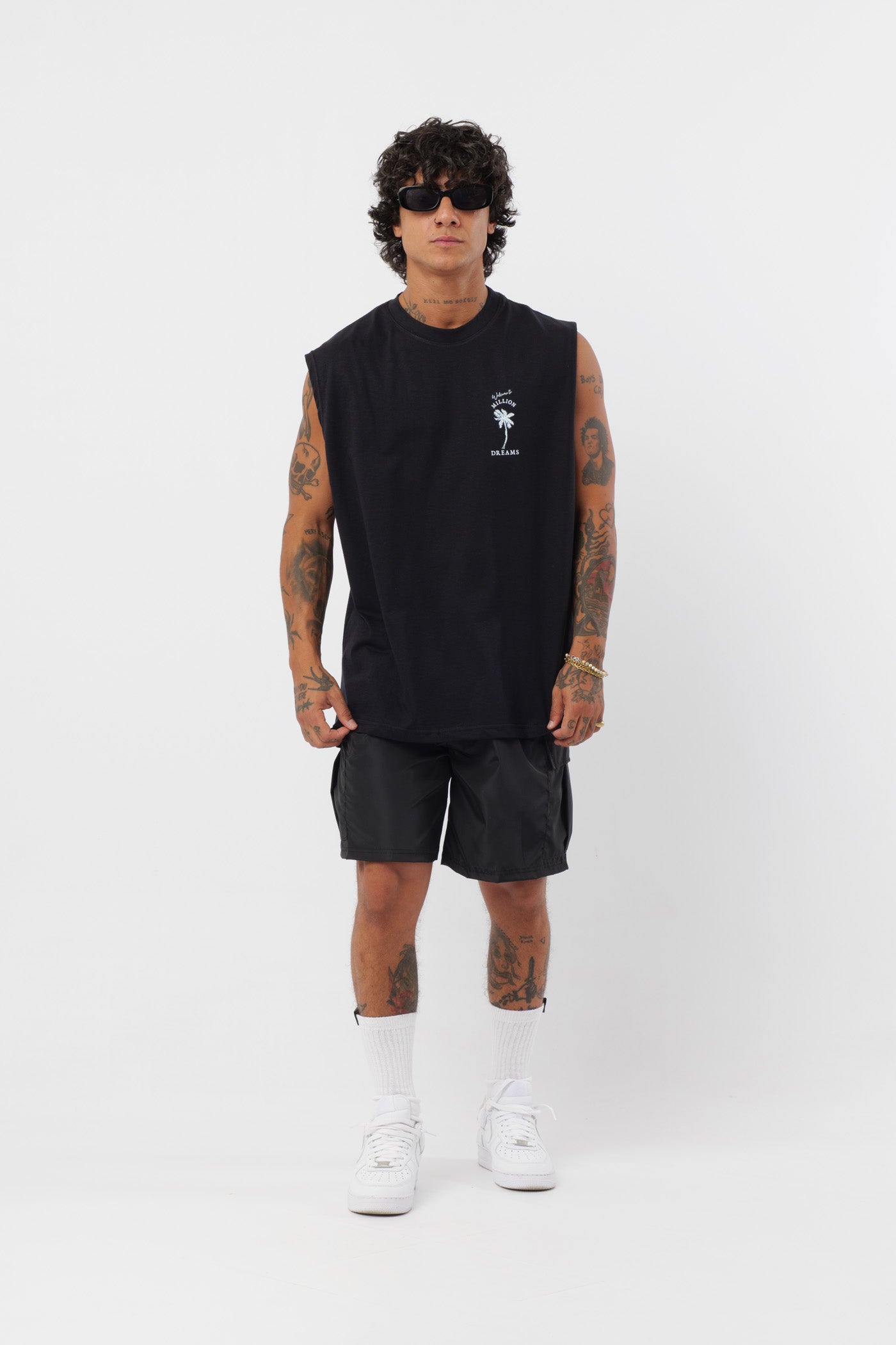 Schwarzes T-Shirt mit schwarzem Logo