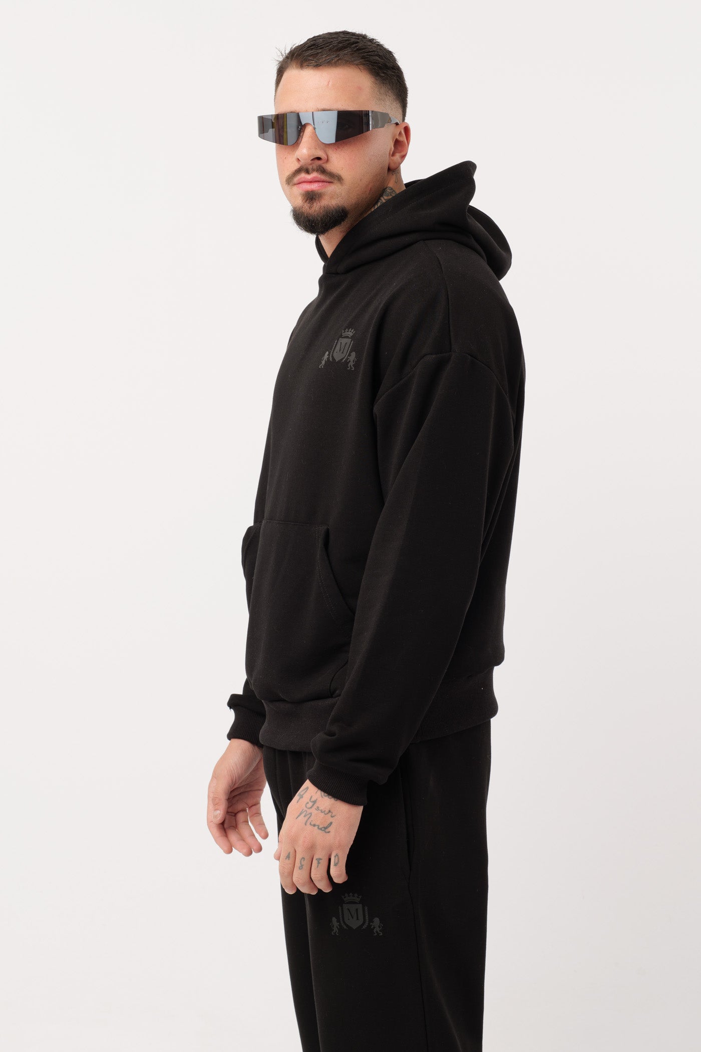 Schwarzer Hoodie mit schwarzem Logo