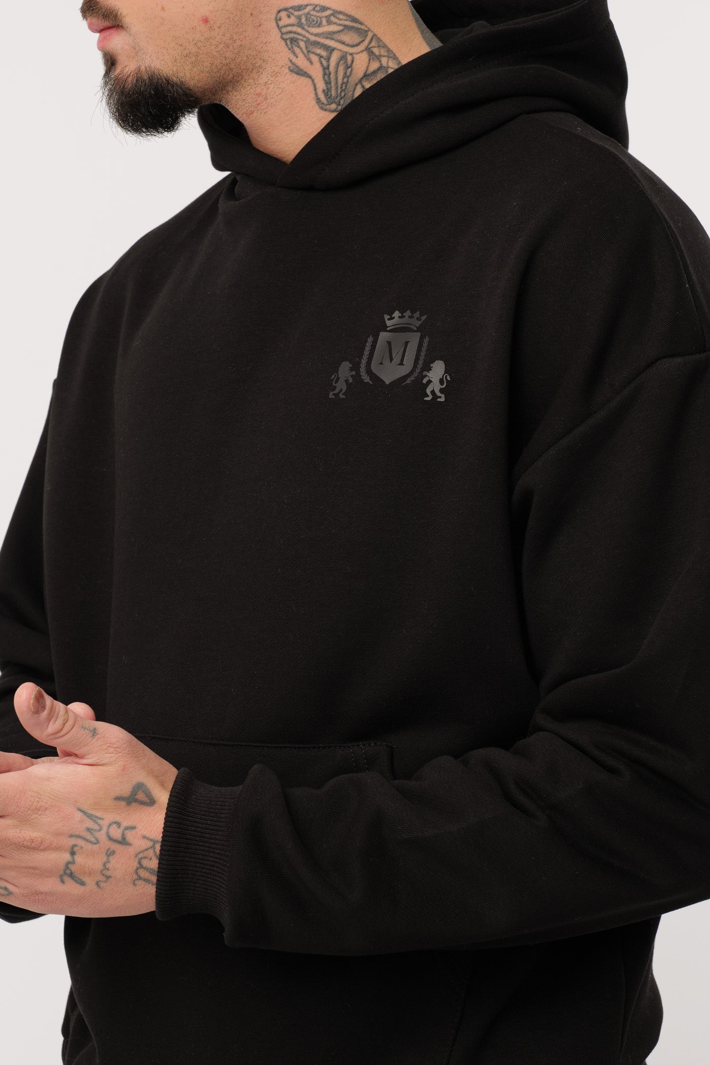 Schwarzer Hoodie mit schwarzem Logo