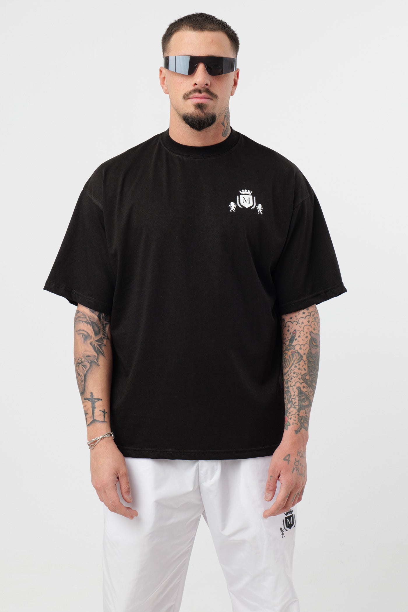 Schwarzes T-Shirt mit schwarzem Logo