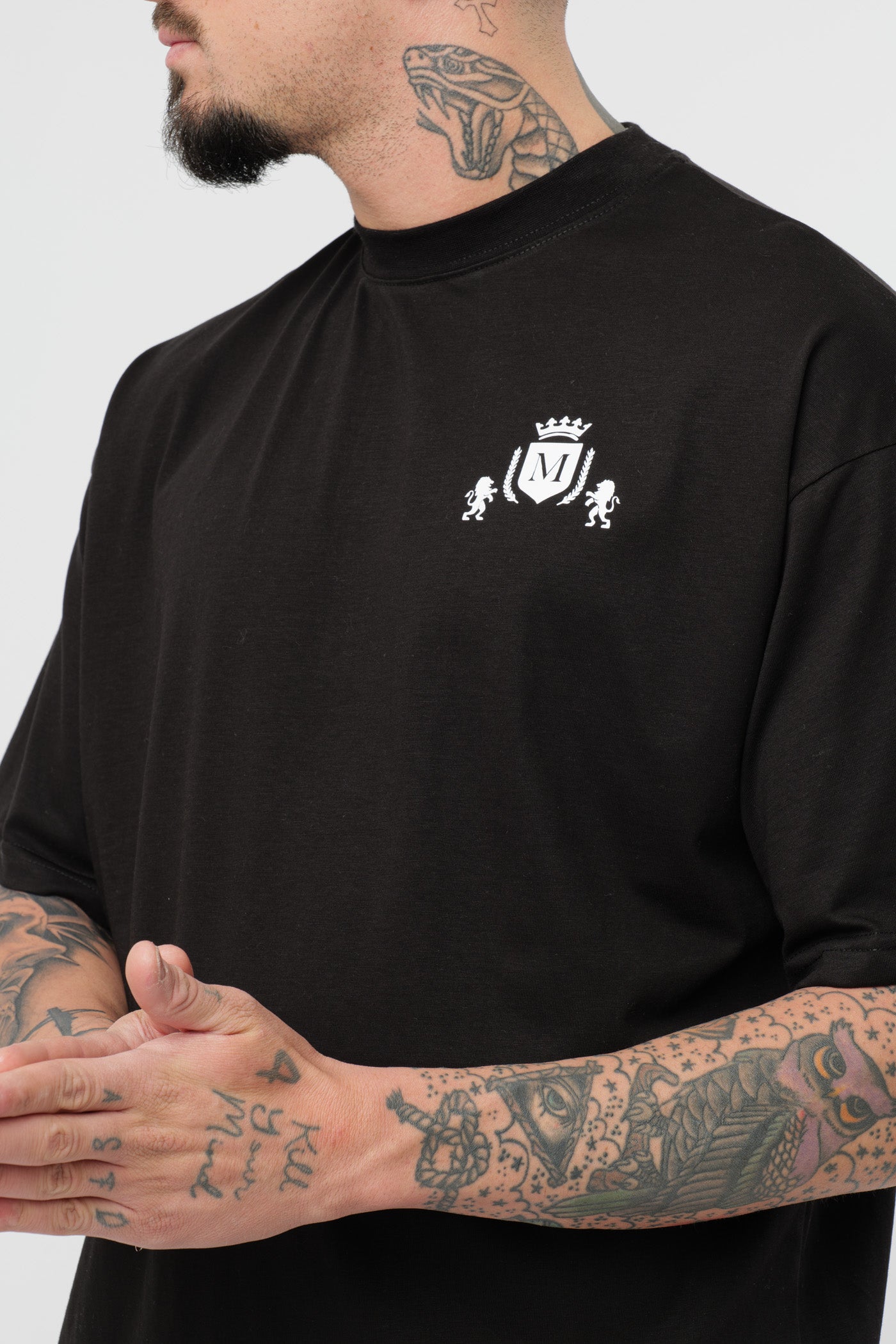 Schwarzes T-Shirt mit schwarzem Logo