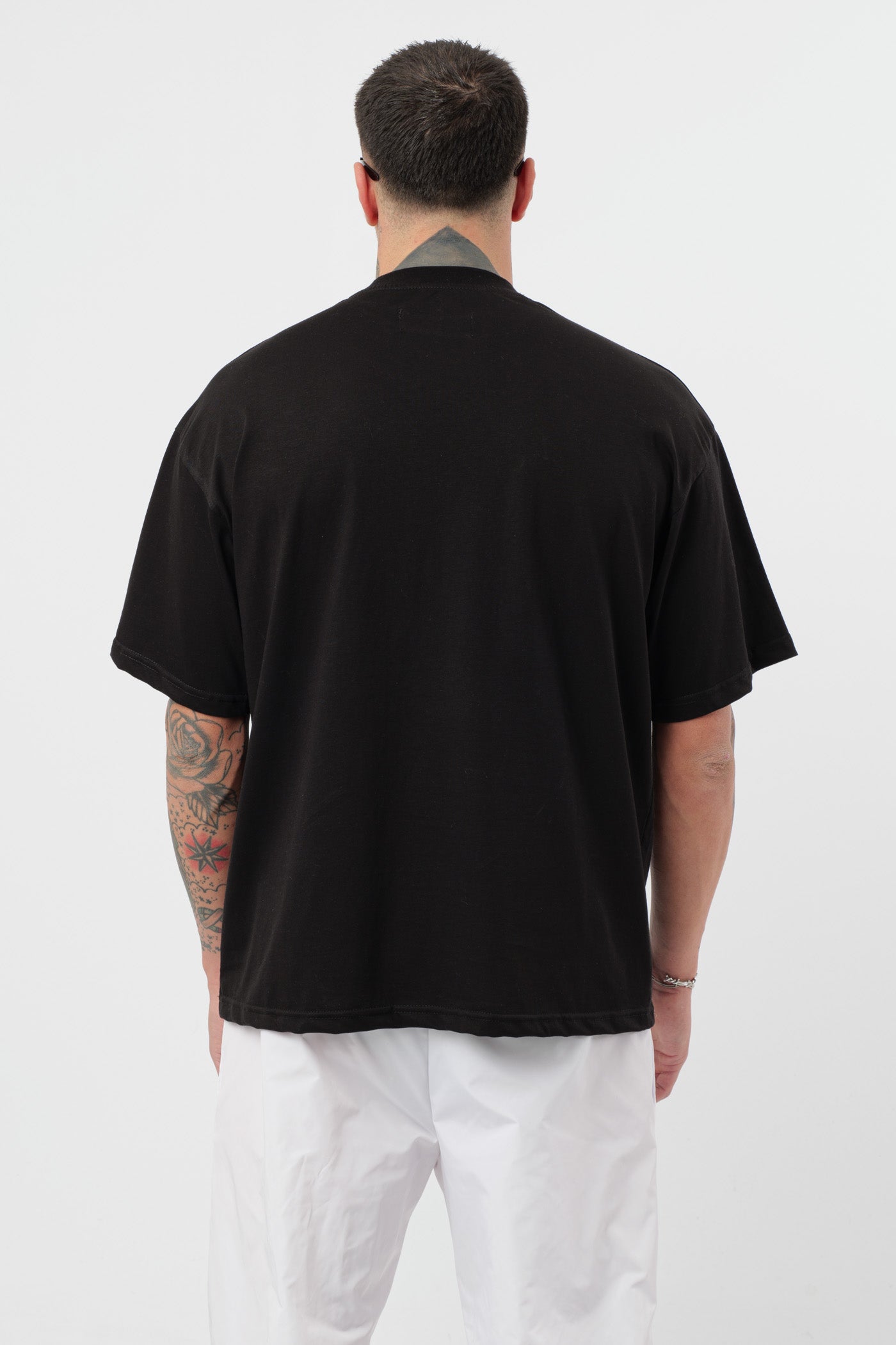 Schwarzes T-Shirt mit schwarzem Logo