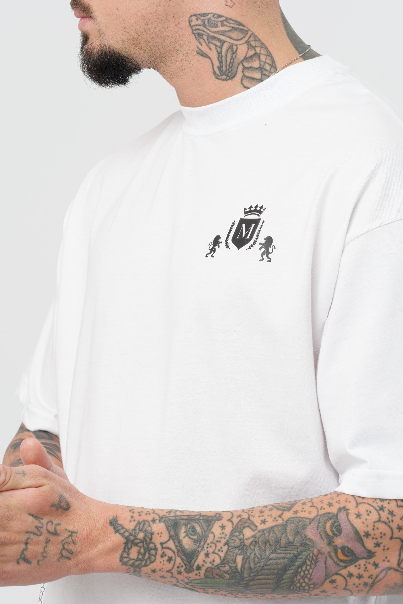 Weißes T-Shirt mit schwarzem Logo