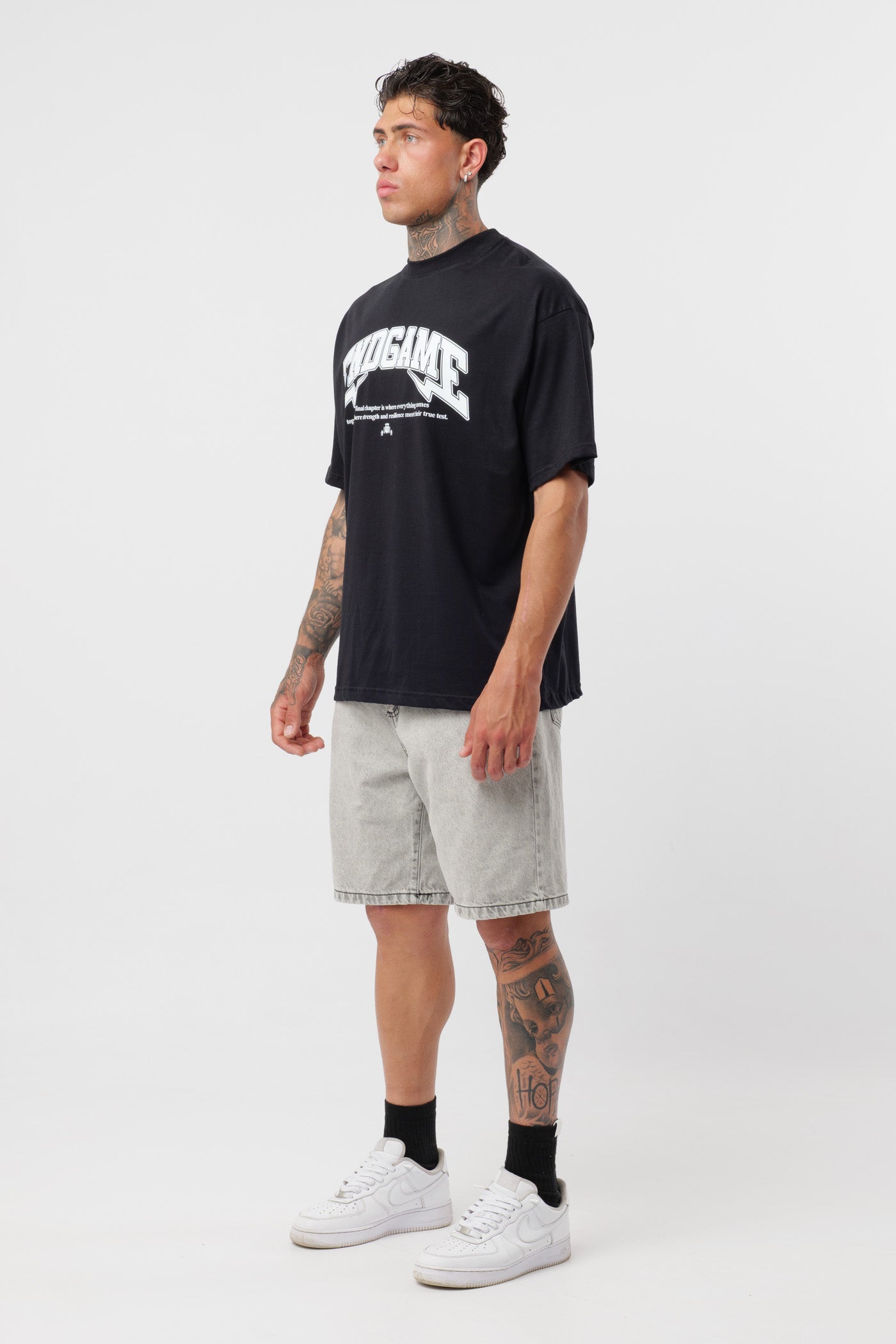Weißes T-Shirt mit schwarzem Logo