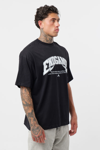 Weißes T-Shirt mit schwarzem Logo