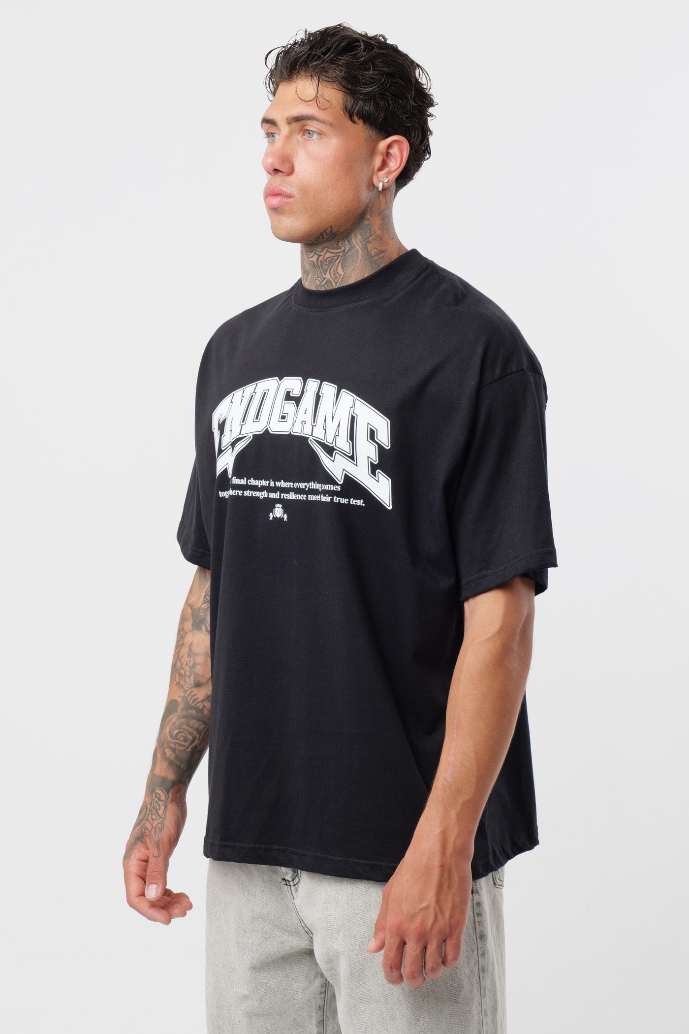 Weißes T-Shirt mit schwarzem Logo
