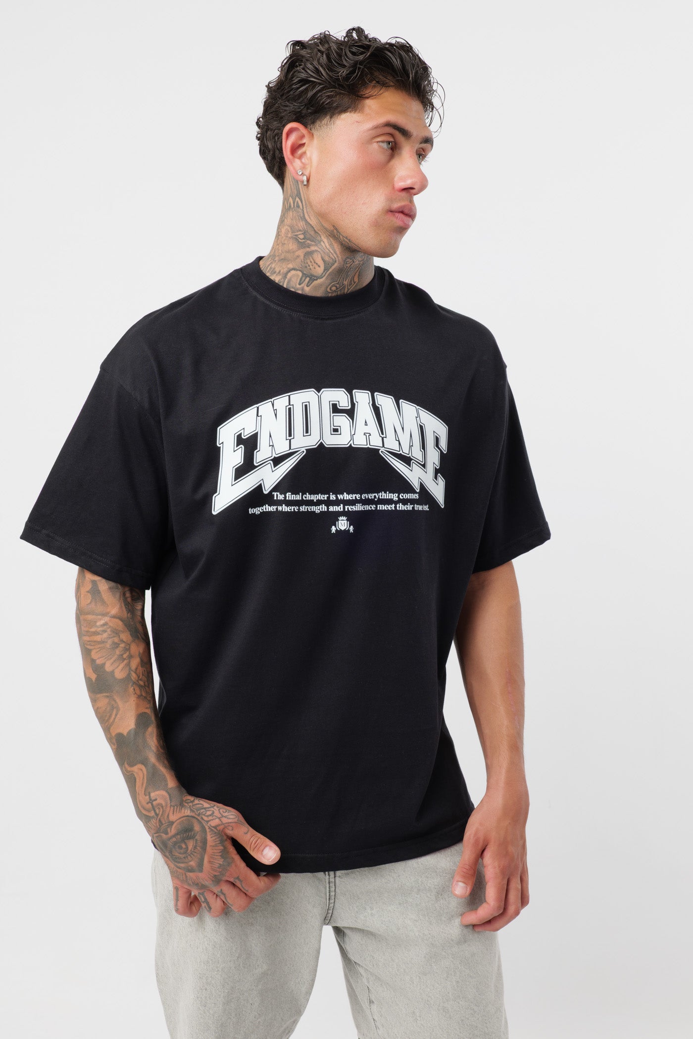 Weißes T-Shirt mit schwarzem Logo