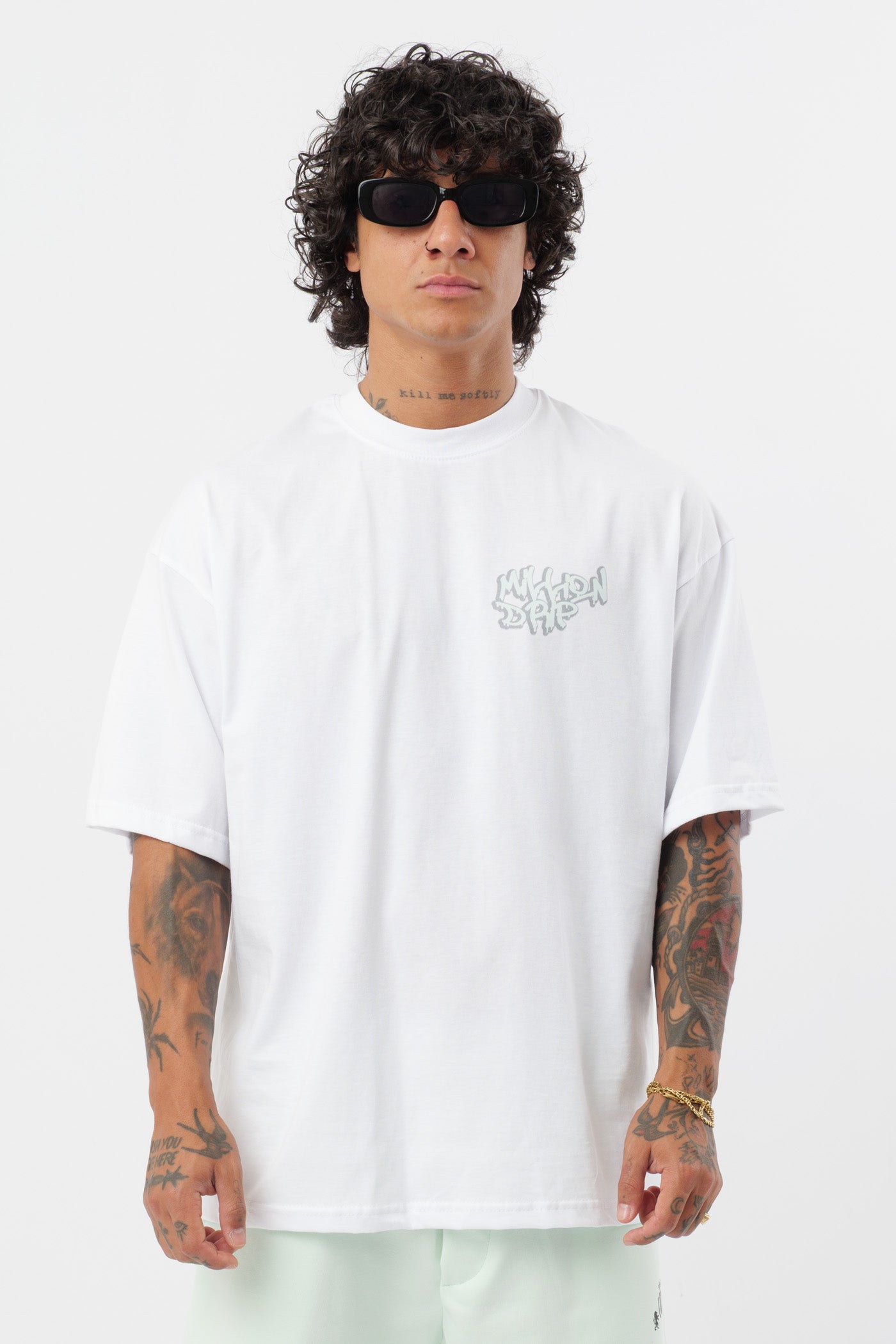 Weißes T-Shirt mit schwarzem Logo