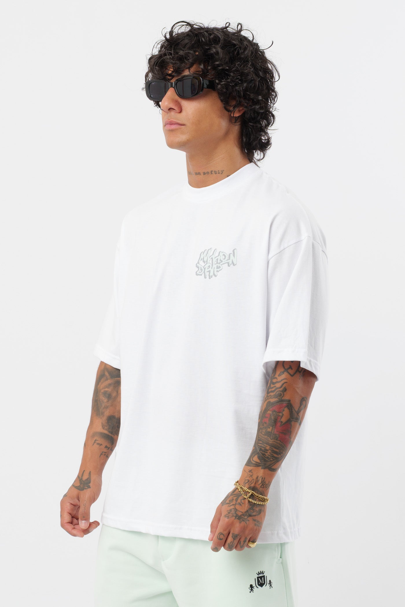 Weißes T-Shirt mit schwarzem Logo