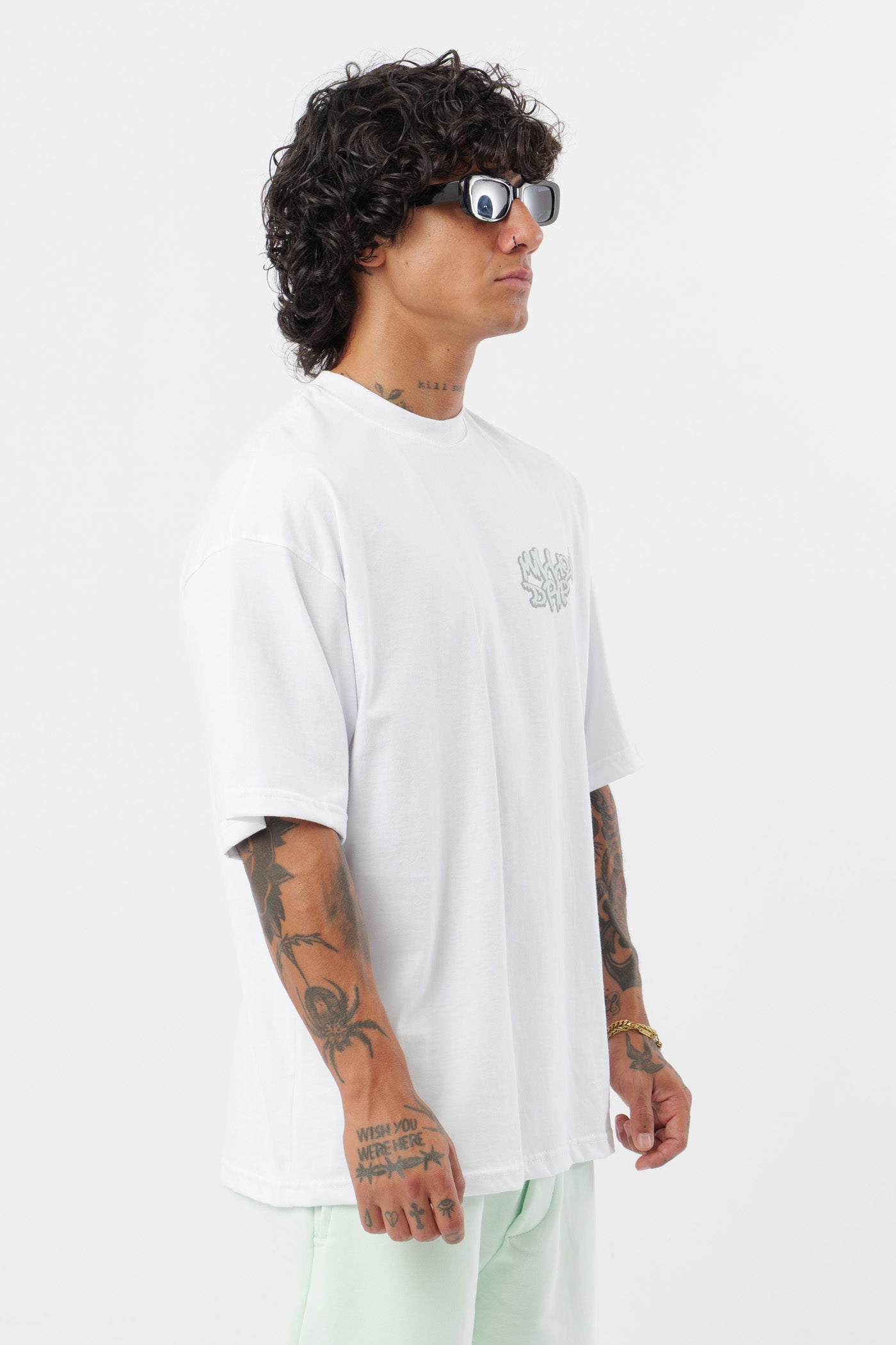 Weißes T-Shirt mit schwarzem Logo