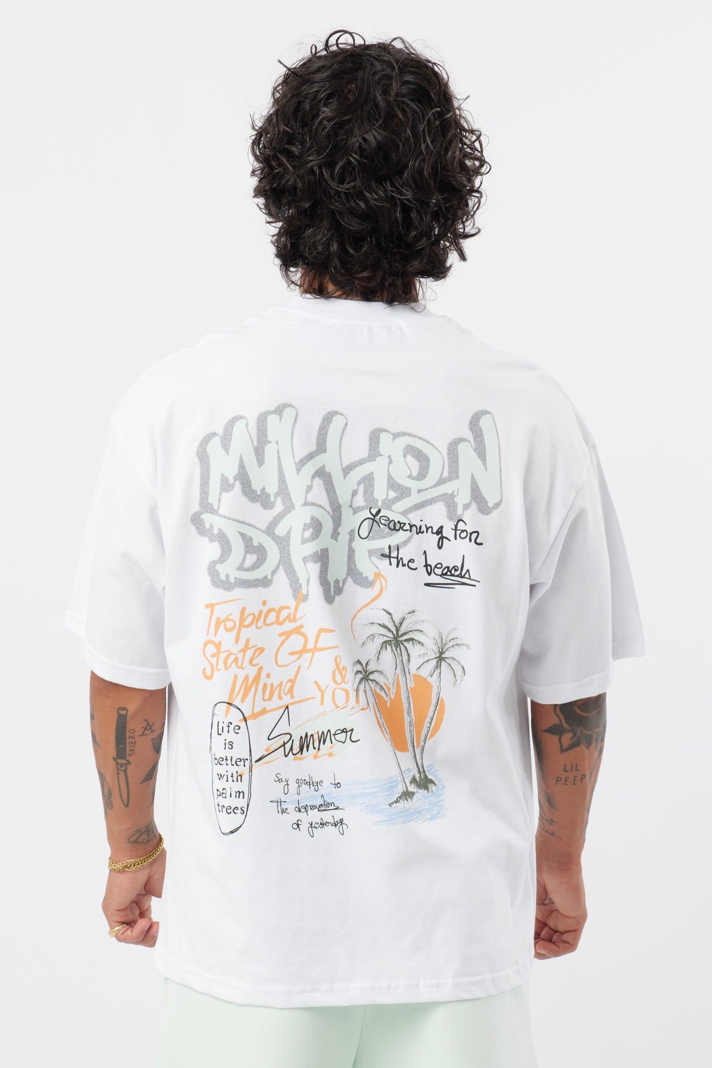 Weißes T-Shirt mit schwarzem Logo