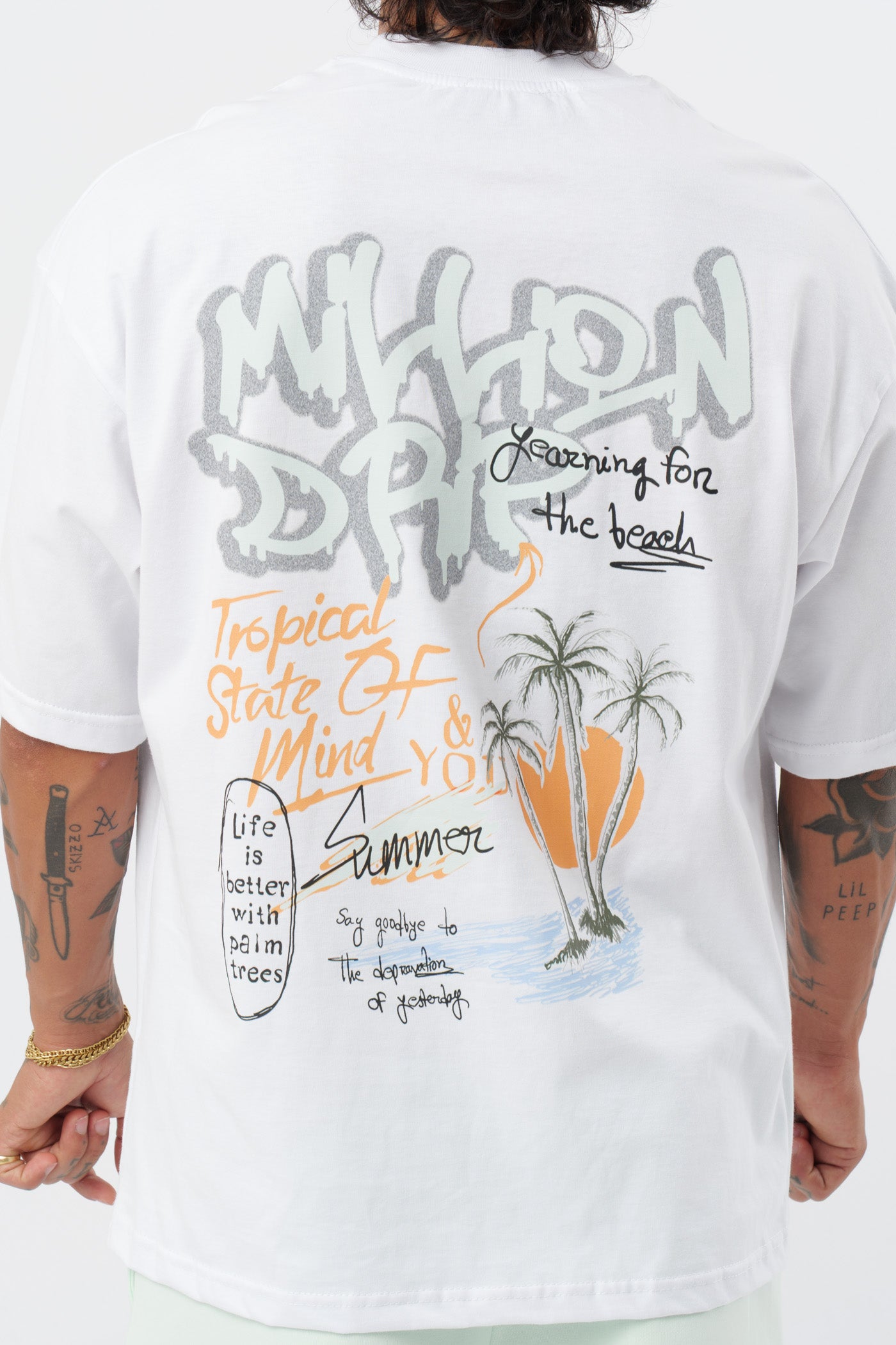 Weißes T-Shirt mit schwarzem Logo