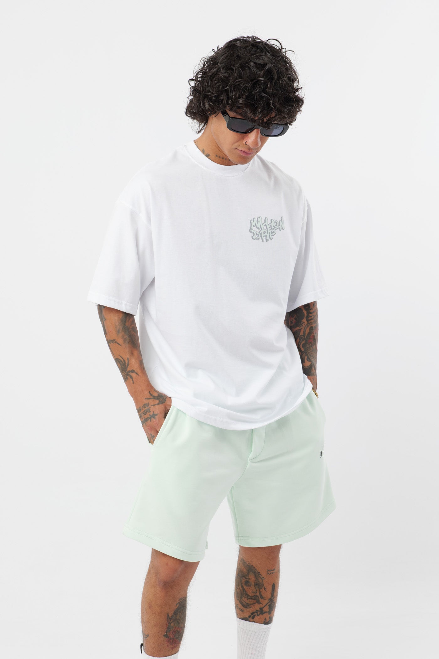 Weißes T-Shirt mit schwarzem Logo