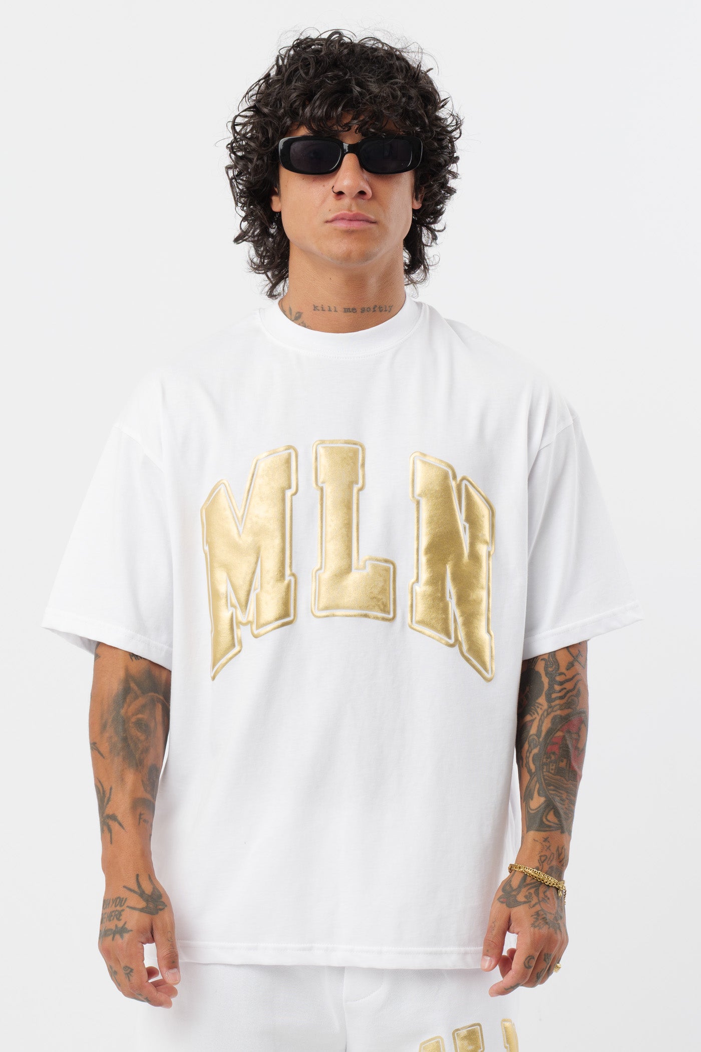 Weißes T-Shirt mit schwarzem Logo