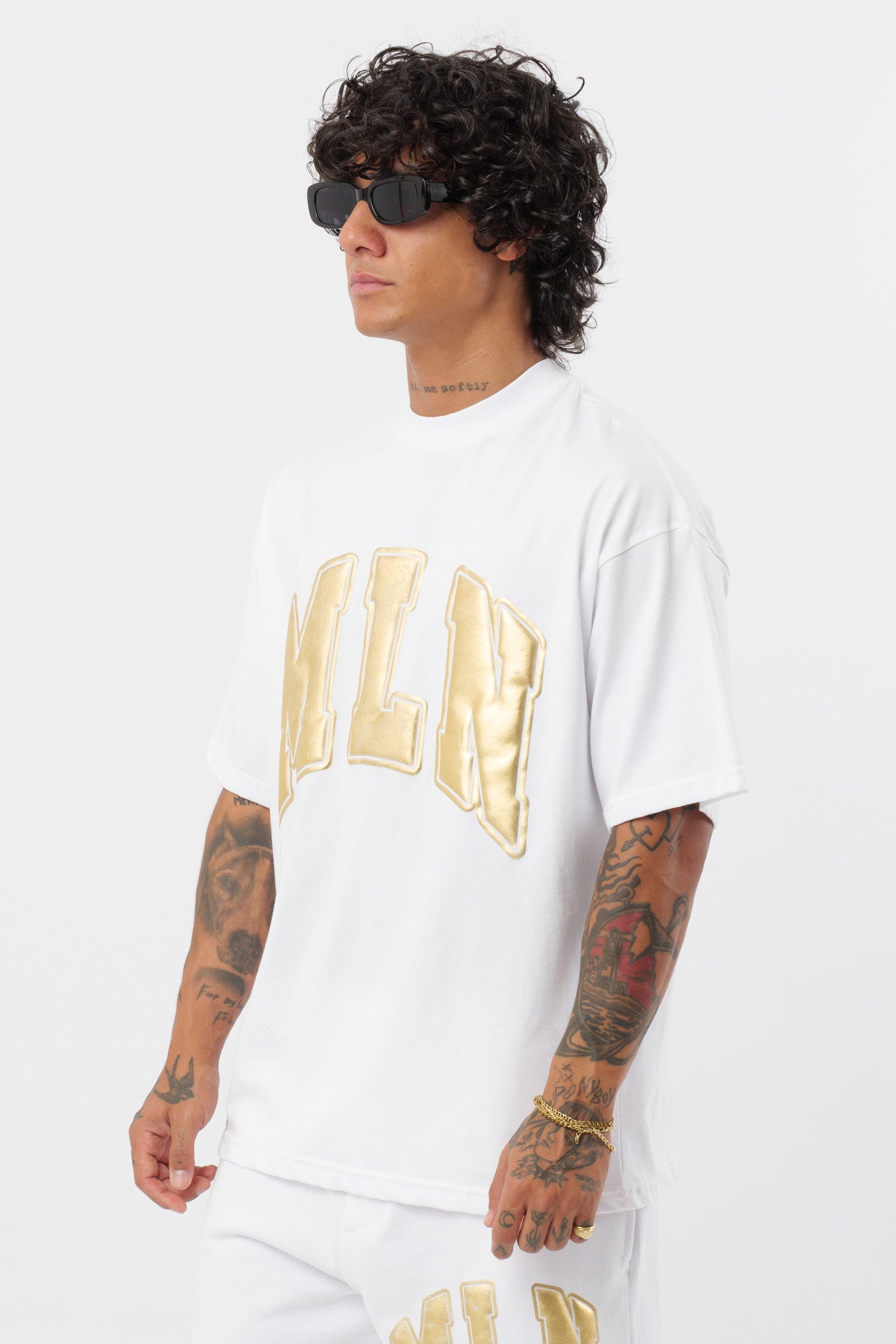 Weißes T-Shirt mit schwarzem Logo