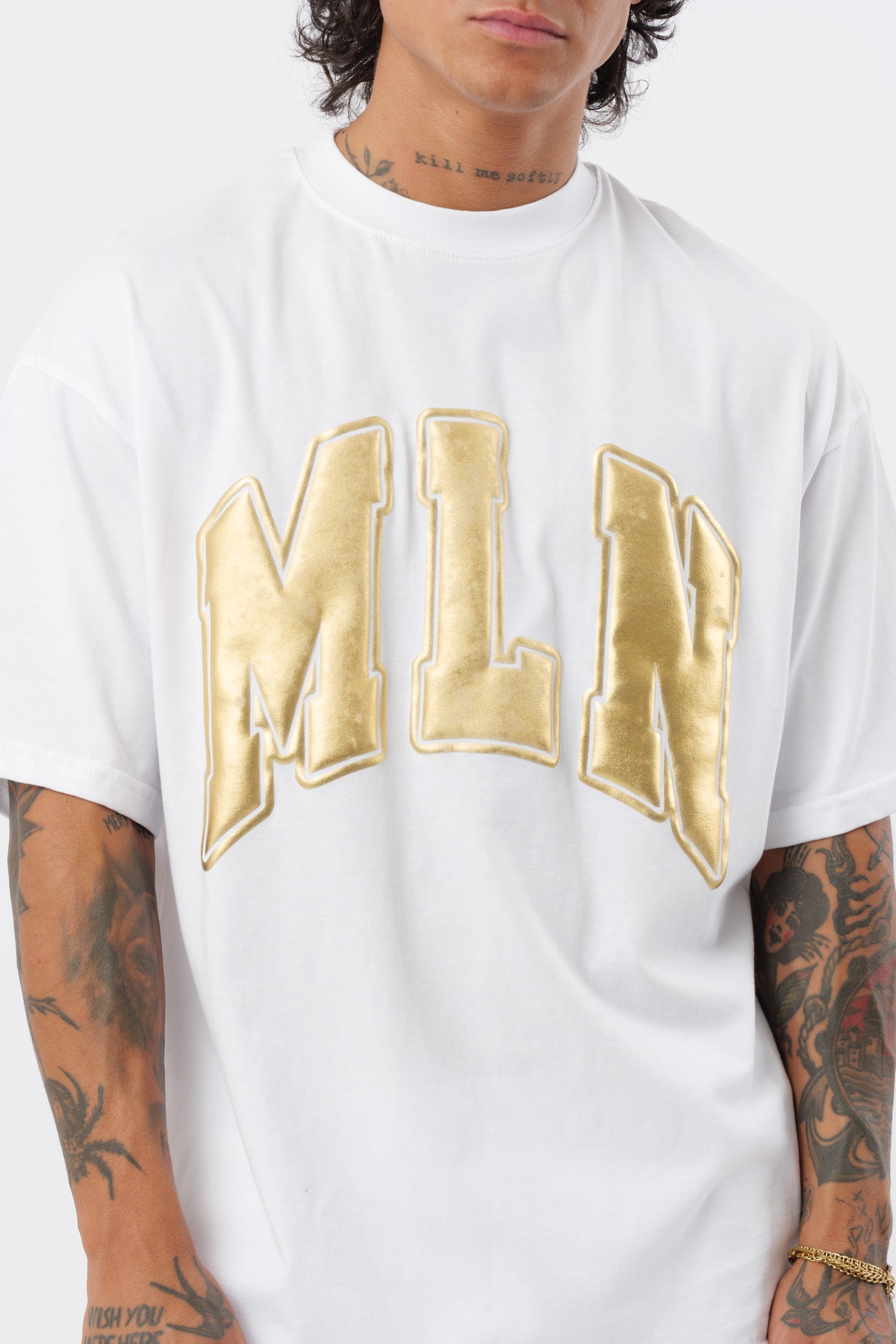 Weißes T-Shirt mit schwarzem Logo