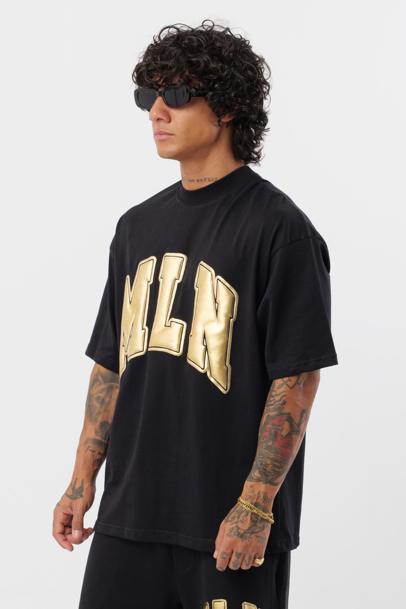 Weißes T-Shirt mit schwarzem Logo