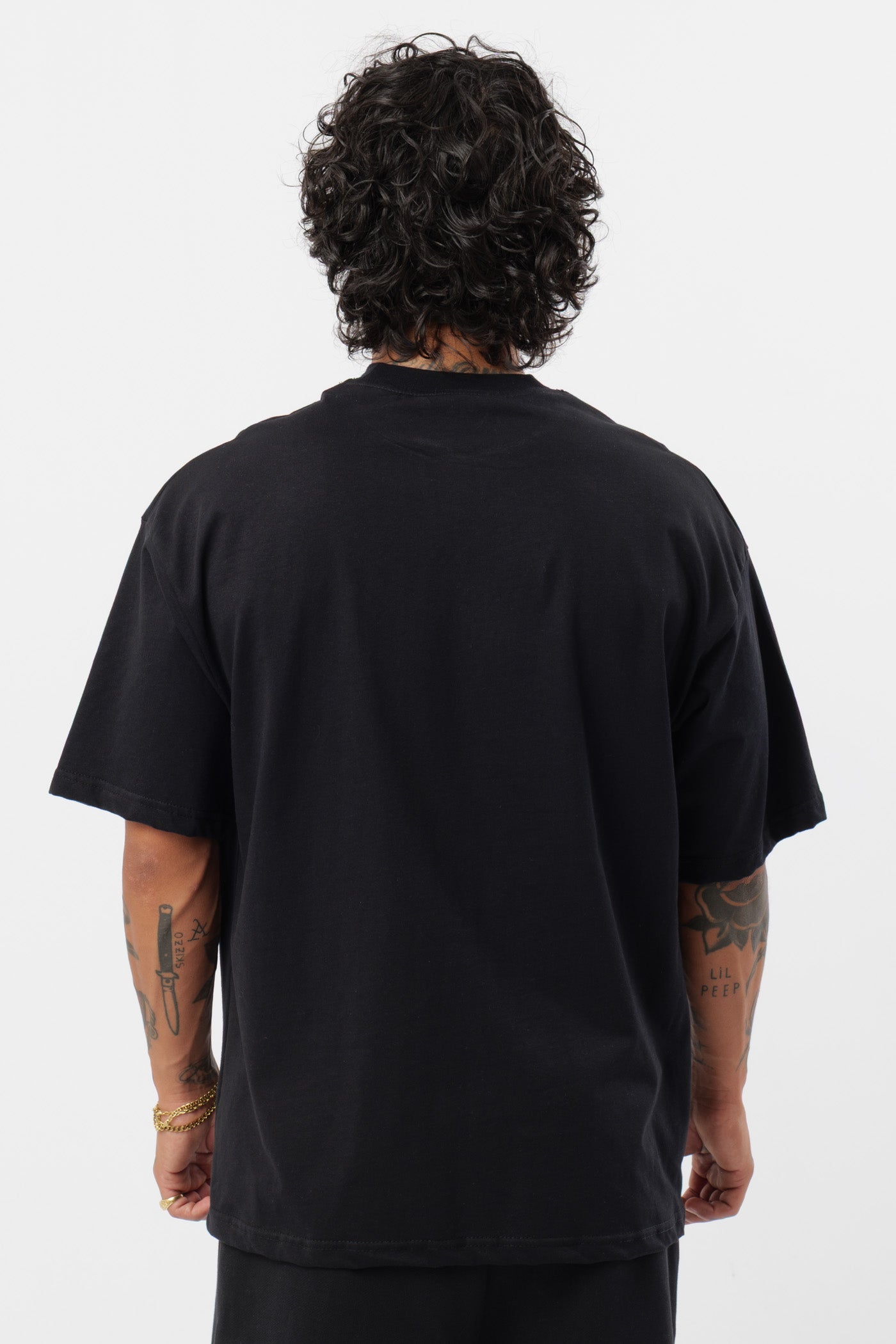 Weißes T-Shirt mit schwarzem Logo