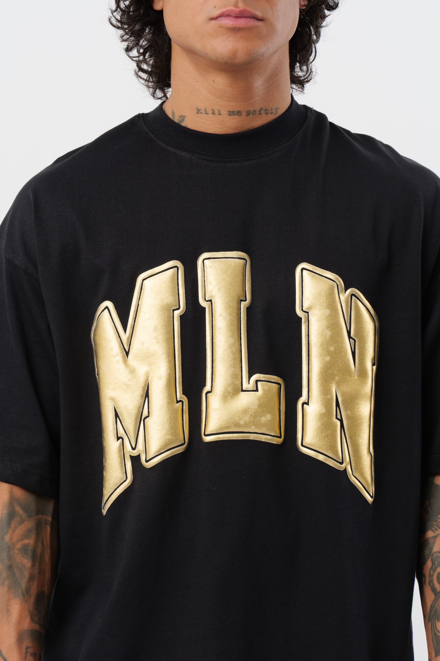 Weißes T-Shirt mit schwarzem Logo