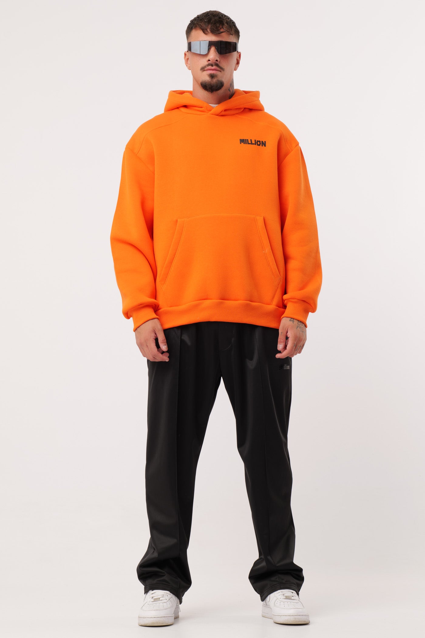 Einsamer orangefarbener Kapuzenpullover