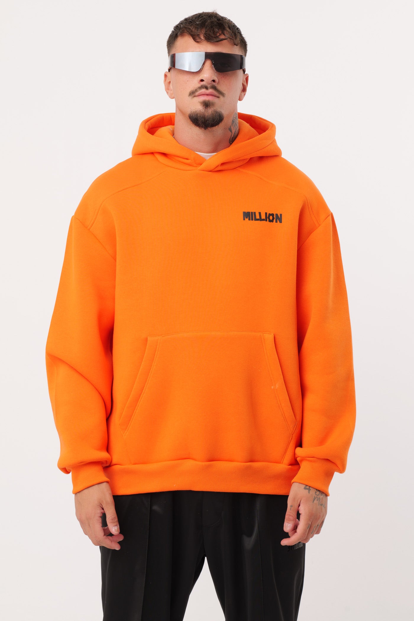 Einsamer orangefarbener Kapuzenpullover