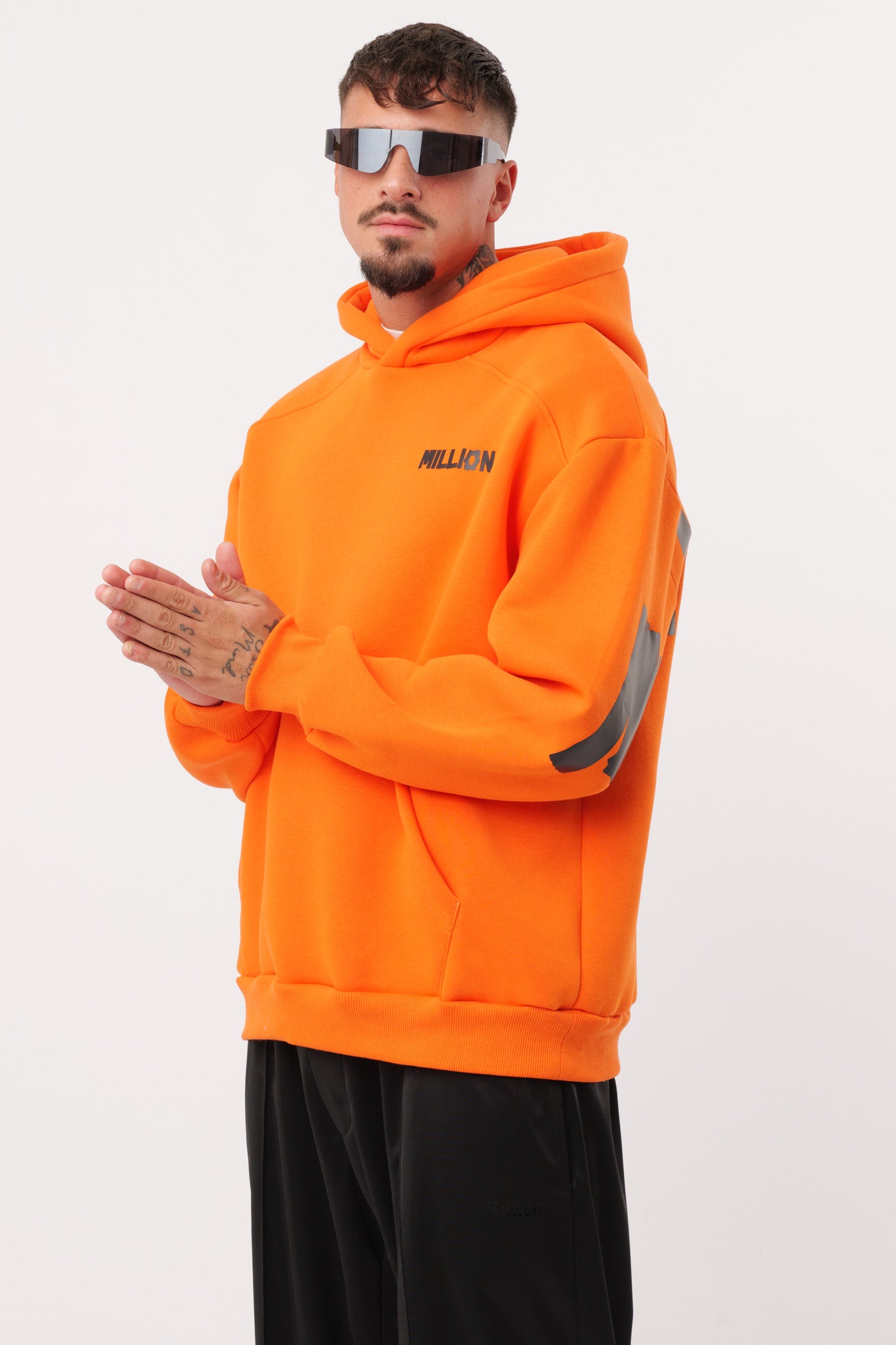 Einsamer orangefarbener Kapuzenpullover