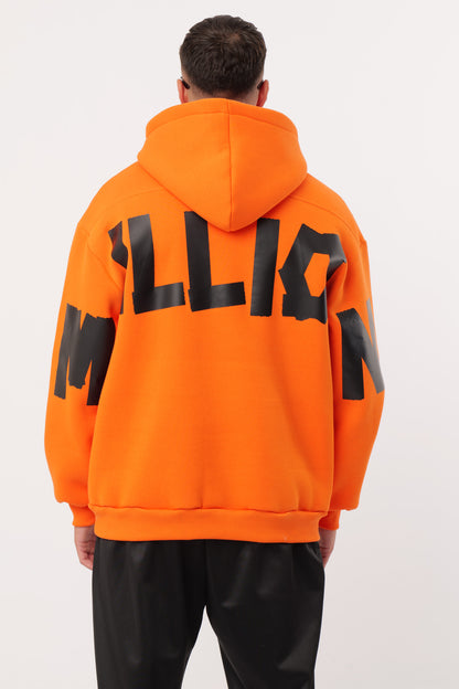 Einsamer orangefarbener Kapuzenpullover