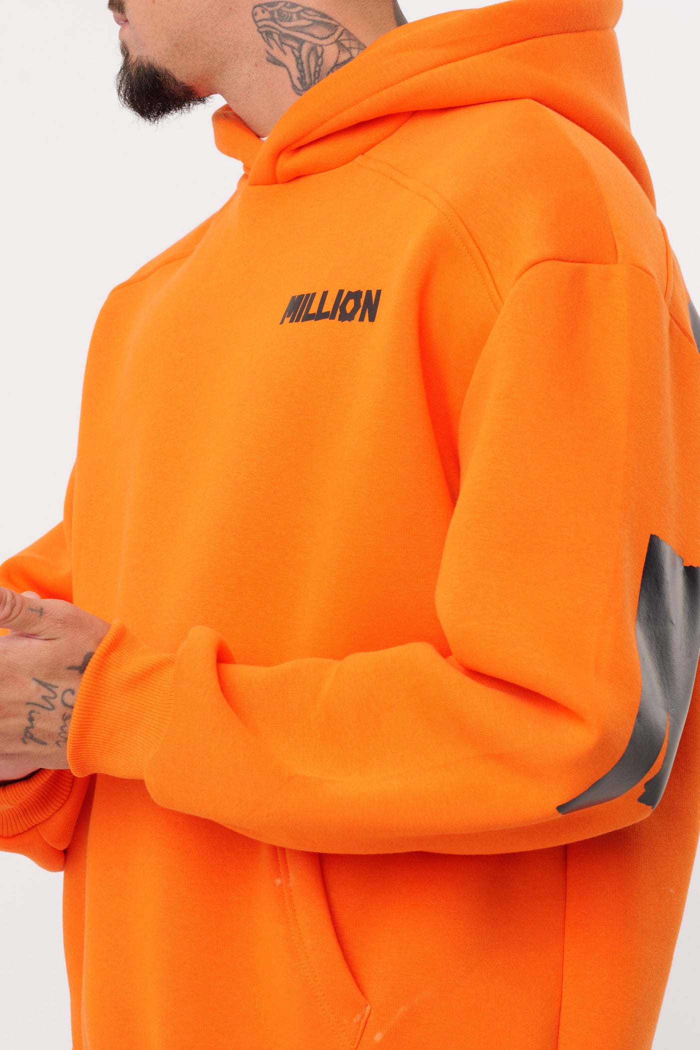 Einsamer orangefarbener Kapuzenpullover