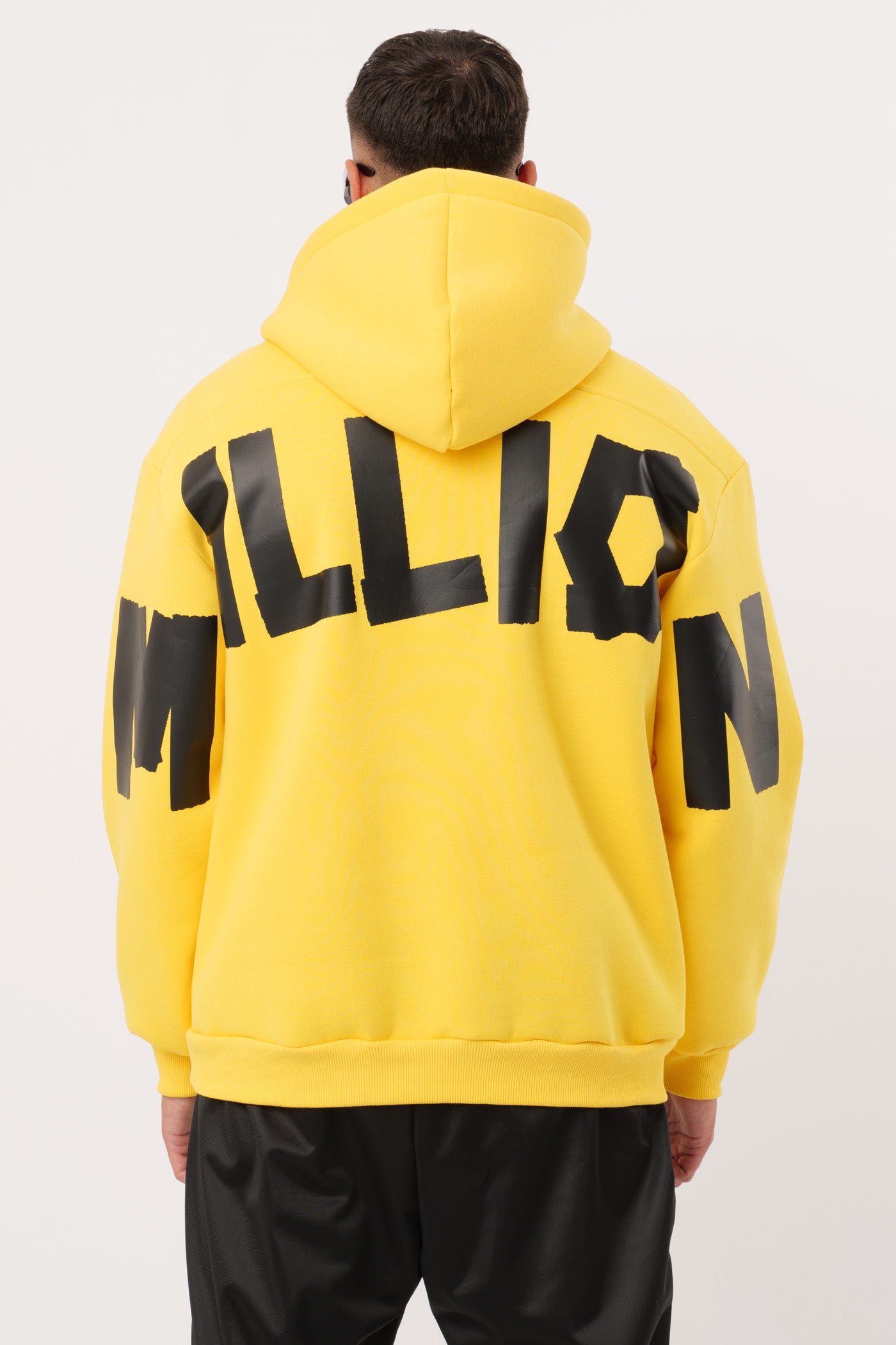 Einsamer gelber Hoodie