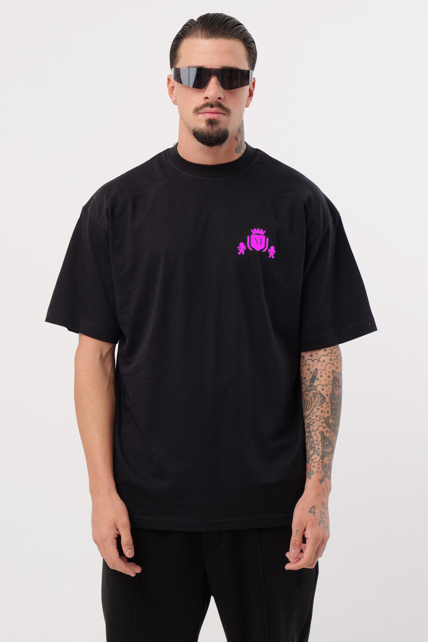 T-Shirt mit fluoreszierendem Logo in Schwarz und Rosa