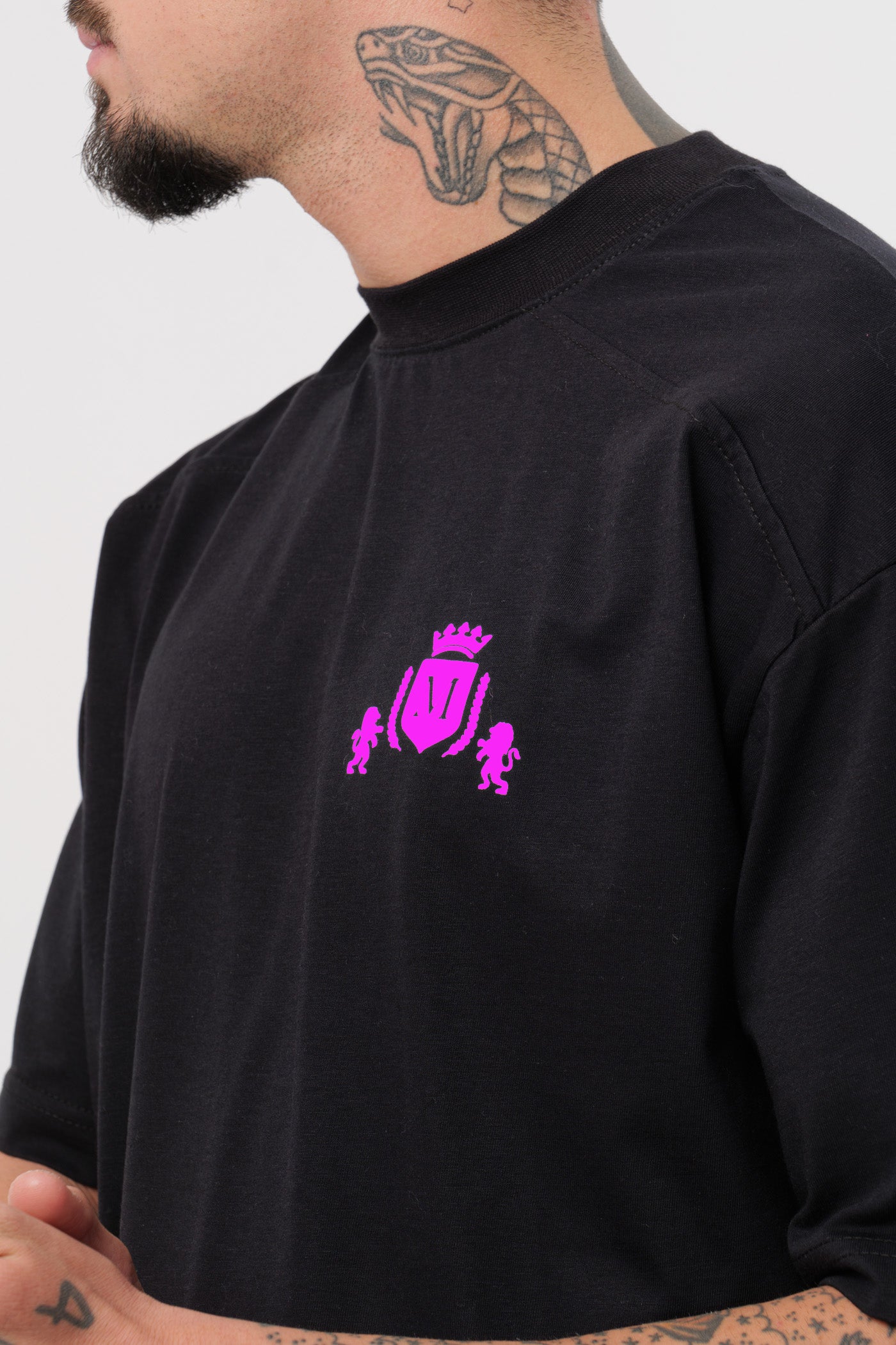 T-Shirt mit fluoreszierendem Logo in Schwarz und Rosa