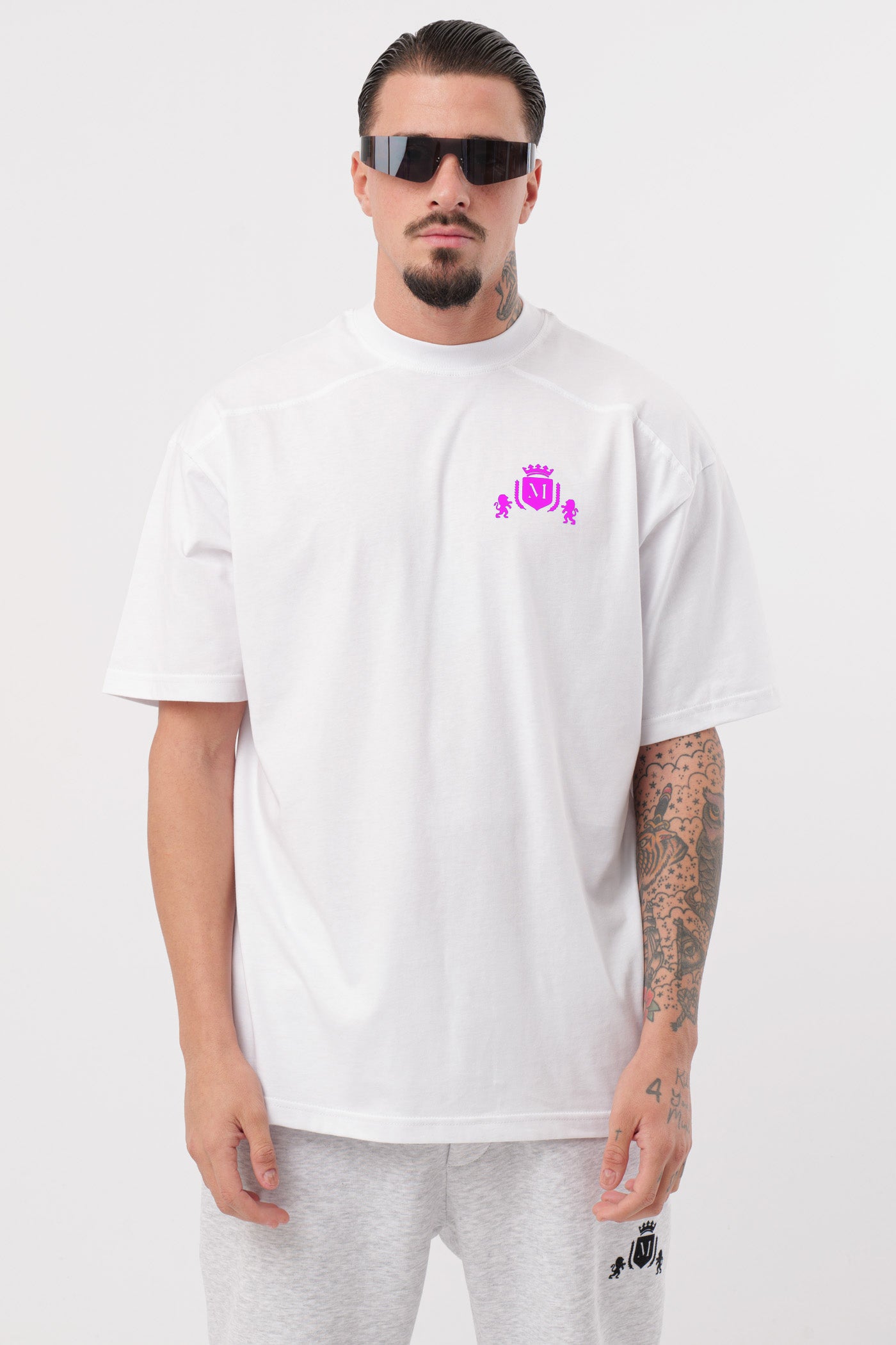 T-Shirt mit fluoreszierendem Logo in Weiß und Rosa