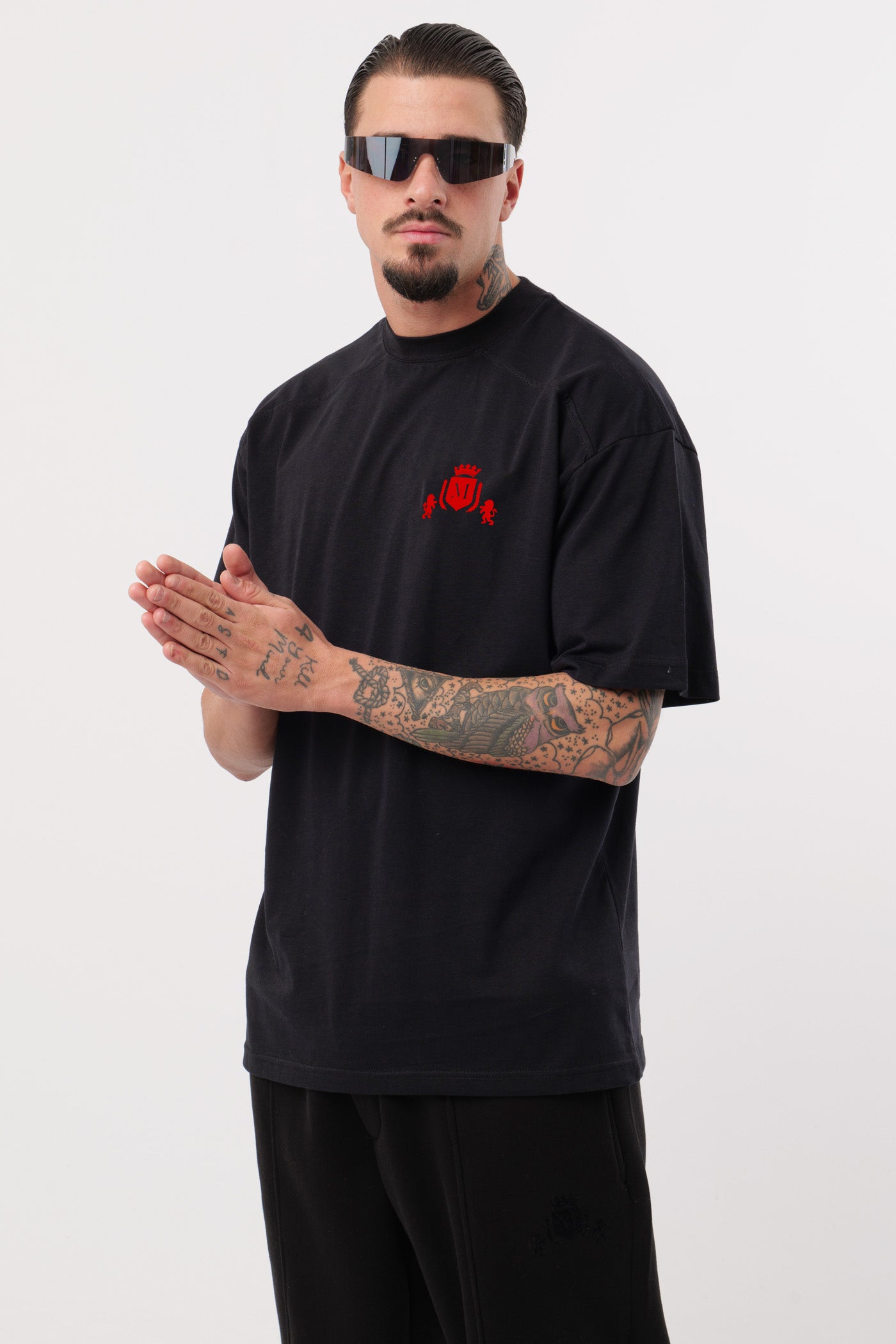 Schwarz-rotes Logo-T-Shirt